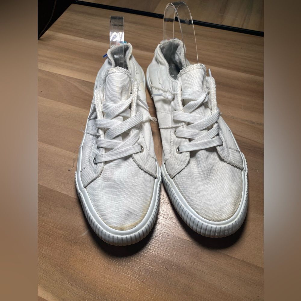 Tommy Bahamas white slip ons
